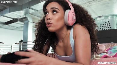Gamergirl Caught Doing Anal Show By Her Stepmom