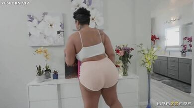 Masseur Sneaks A Glory Hole Pussy Snack