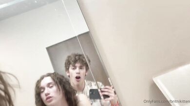 Amatrice suce une bite se regardant dans le miroir et baisant son mec