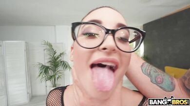 Sara's Irresistible Big Booty